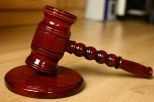Lee más sobre el artículo ¿Pueden los jueces apartarse de los precedentes jurisprudenciales?